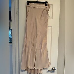 Zara blush/cream satin slip skirt, details waist and buttons on the side.Size XS